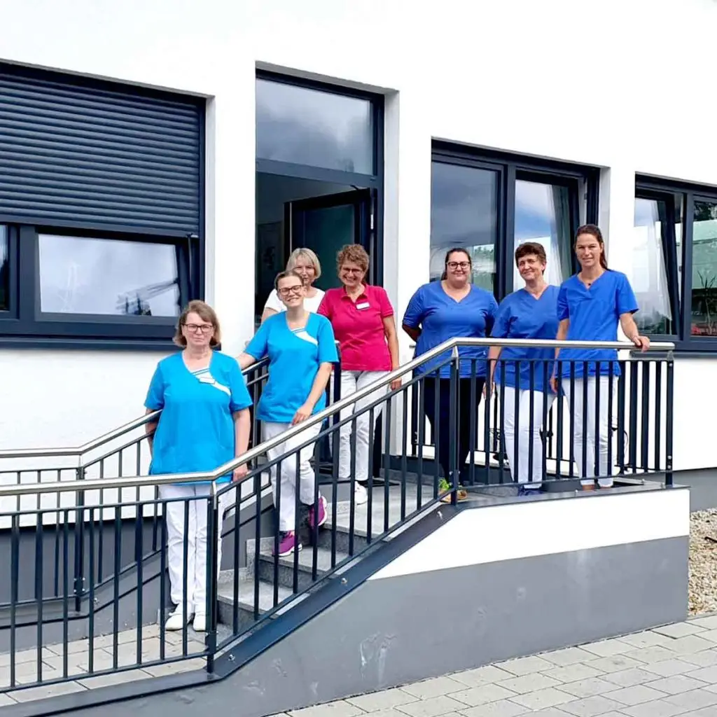 Das Team der Sozialstation vor dem Eingang