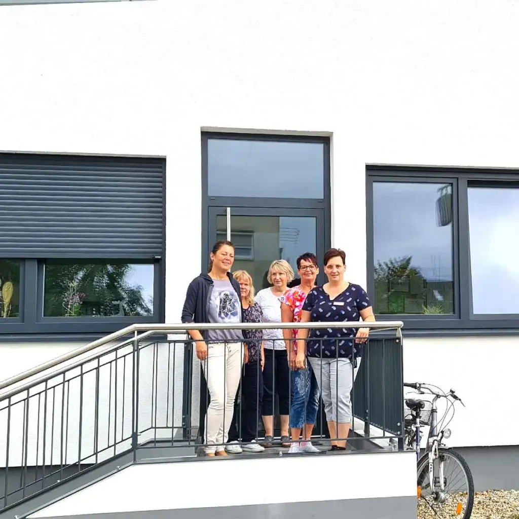 Das Team der Sozialstation vor dem Eingang