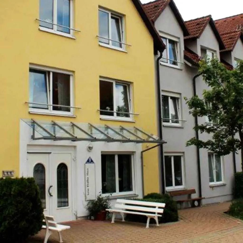 Ein modernes Gebäude (gelb) von außen.