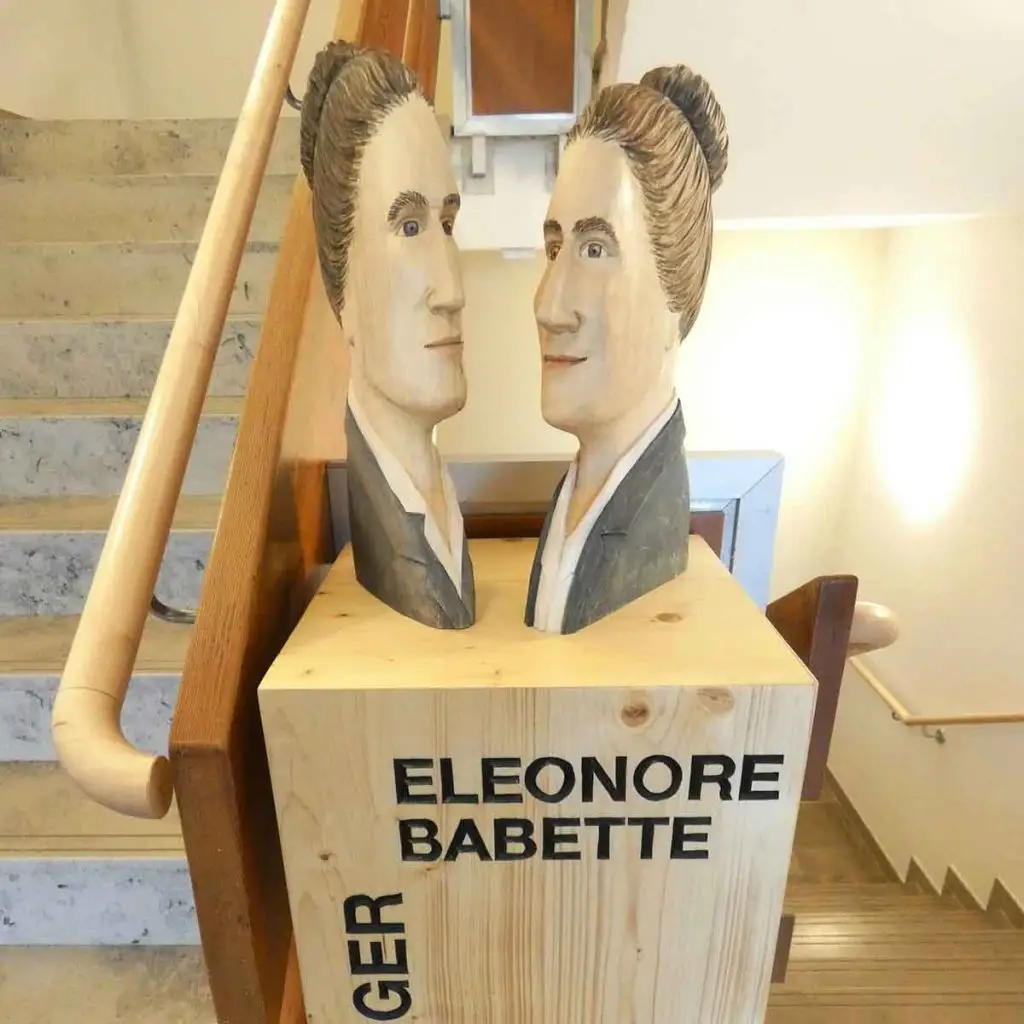 Eine Skulptur, darauf steht Eleonore Babette