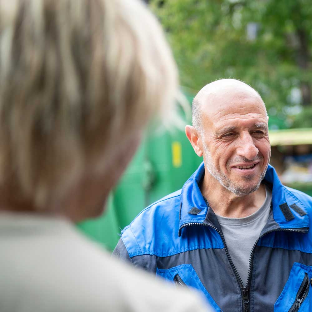 Ein älterer Mann in einem Blaumann