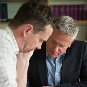 Zwei Männer im Gespräch
