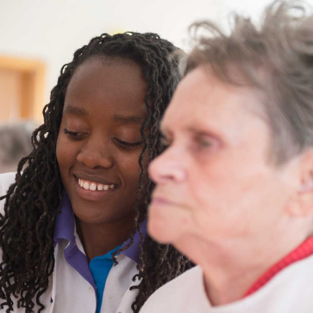 Eine Pflegerin und eine ältere Frau