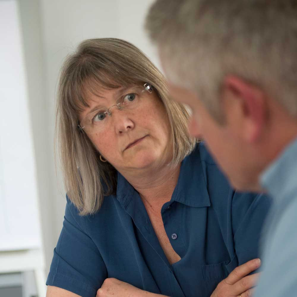 Eine Frau sieht einen Mann an.