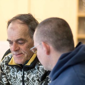 Zwei Männer sprechen miteinander