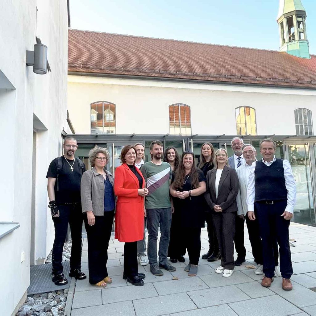 Einige Menschen vor einer Kirche.