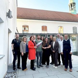 Einige Menschen vor einer Kirche.