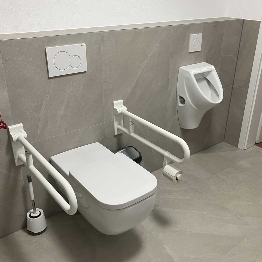 Eine behindertengerechte Toilette für die OBA