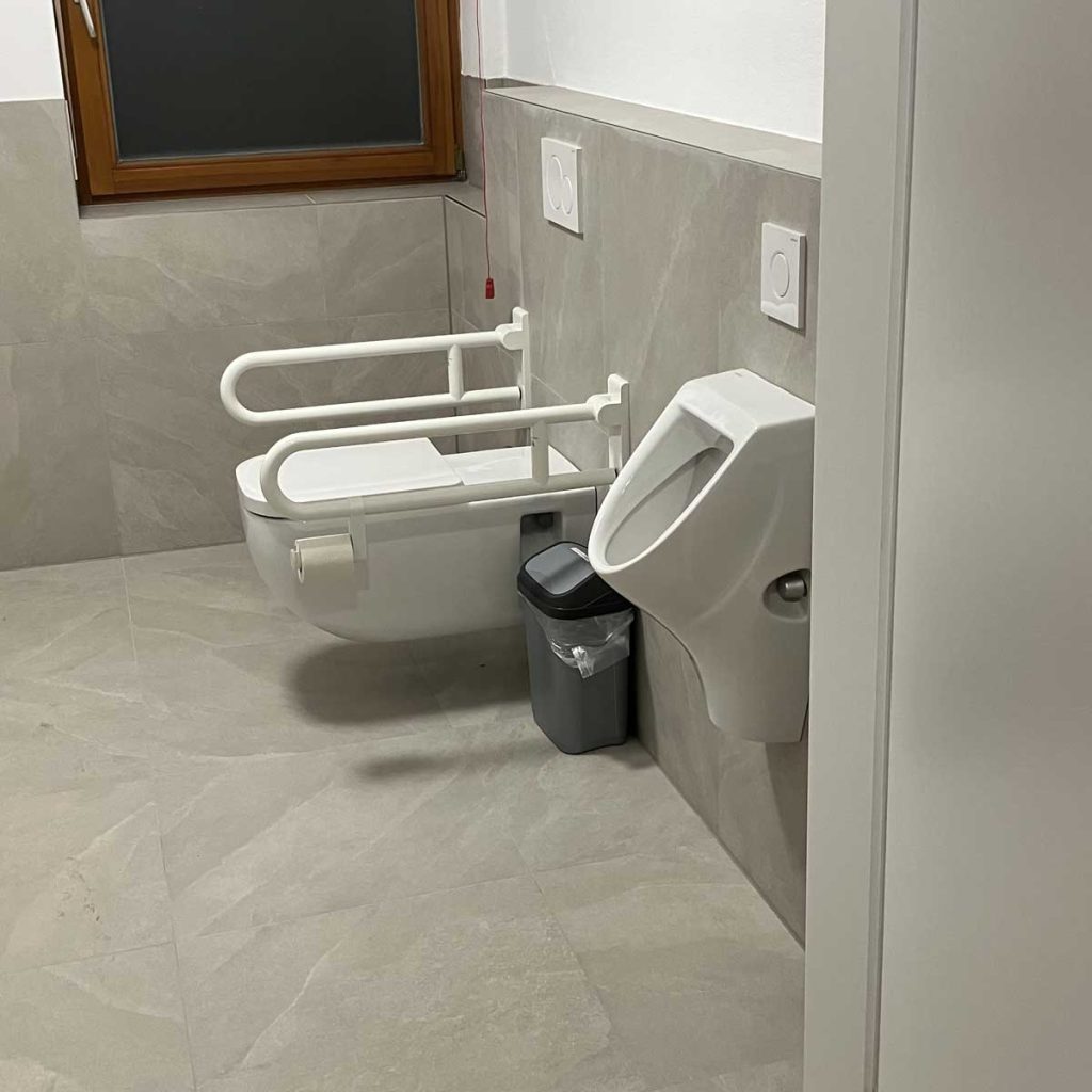 Eine behindertengerechte Toilette